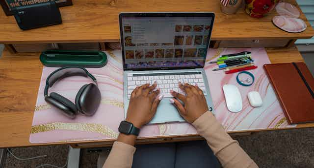 Home Office: Laptop, Headphones, Pens