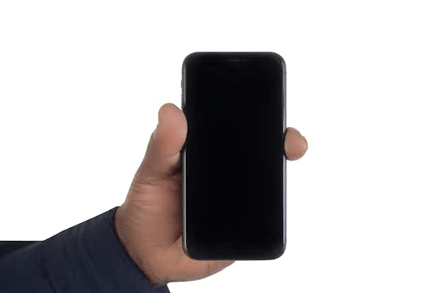 Person with oligodactyly holding a phone